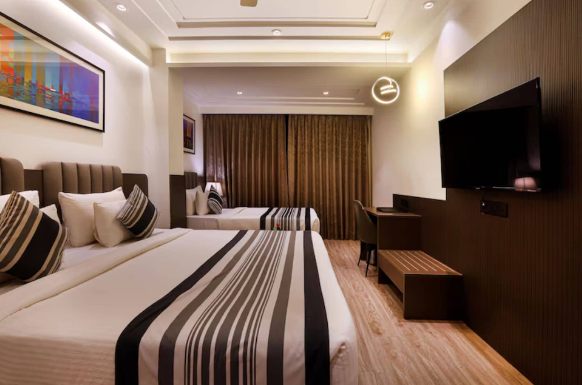 مكتب ومكواة/لوح كي وواي فاي مجانًا