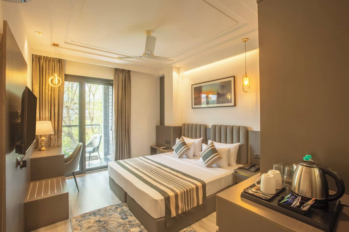 Quarto casal luxo, 1 cama de casal, banheiro privativo, vista para o pátio | Escrivaninha, ferros/tábuas de passar roupa, Wi-Fi de cortesia