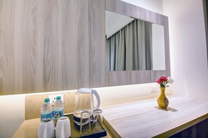 Escrivaninha, ferros/tábuas de passar roupa, Wi-Fi de cortesia