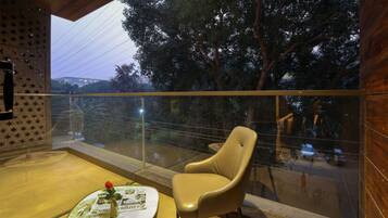 غرفة ديلوكس مزدوجة - سرير مزدوج - بحمام خاص - منظر للفناء | شرفة