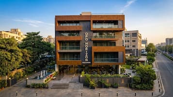 Vista frontal de la propiedad