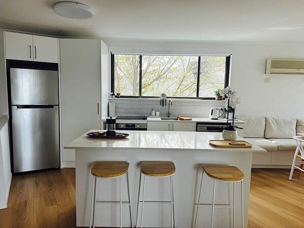 Réfrigérateur, micro-ondes, four, plaque de cuisson