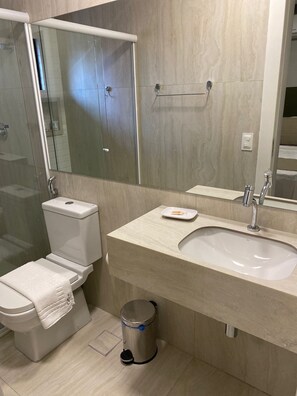 Zuhanyzó, törölközők, szappan és sampon