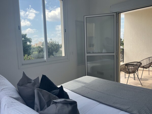 Lyxlägenhet - utsikt mot staden | 2 sovrum, värdeförvaringsskåp på rummet och mörkläggningsgardiner