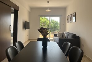 Lyxlägenhet - utsikt mot staden | 2 sovrum, värdeförvaringsskåp på rummet och mörkläggningsgardiner