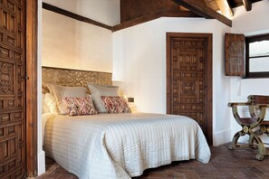 2 bedrooms, iron/ironing board, WiFi, bed sheets - Casa Palacio Gandesa, Ap private Terrrace. Pool (Sevilla)
