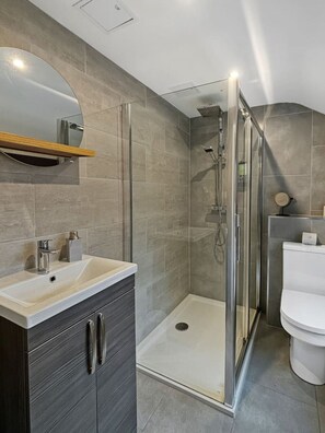 Dusche, Haartrockner, Handtücher, Seife