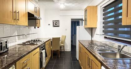 1Bed Flat Central Sleeps 4 Garden Free Gym Access