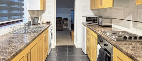 Kühlschrank, Mikrowelle, Ofen, Wasserkocher