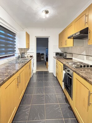 Fridge, microwave, oven, electric kettle - 1-Bed Apartment Close to Grantham Town Centre. Sleeps 4 with Garden (Grantham)