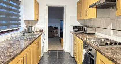 1-Bed Apartment Close to Grantham Town Centre. Sleeps 4 with Garden