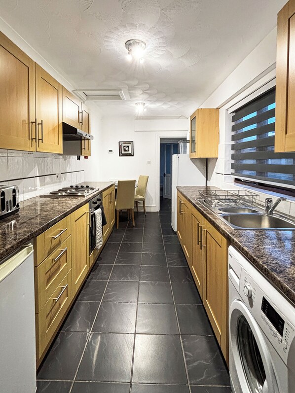 Fridge, microwave, oven, electric kettle - 1-Bed Apartment Close to Grantham Town Centre. Sleeps 4 with Garden (Grantham)