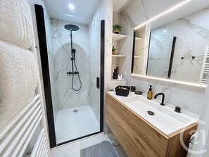 Douche, séchoir à cheveux, serviettes fournies, savon