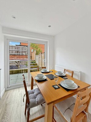 Dining - Modern 2 Bedroom Home in Quiet Cul-de-Sac – Close to Town with Garden & Driveway (Grantham)