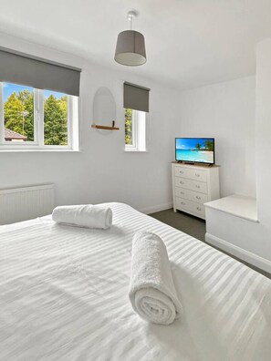 2 bedrooms, iron/ironing board, free WiFi, bed sheets - Modern 2 Bedroom Home in Quiet Cul-de-Sac – Close to Town with Garden & Driveway (Grantham)