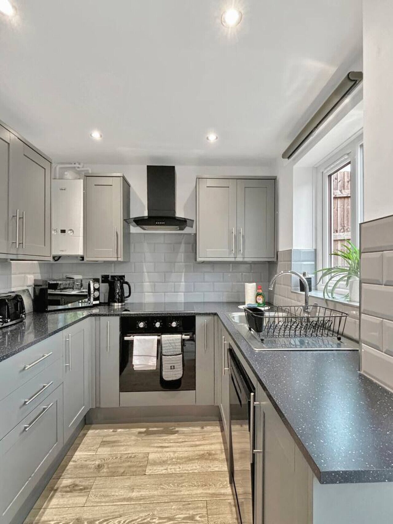 Refrigerador, microondas, horno y parrilla de estufa 