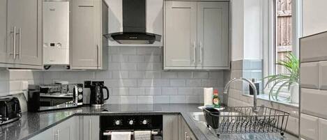 Kühlschrank, Mikrowelle, Ofen, Herdplatte