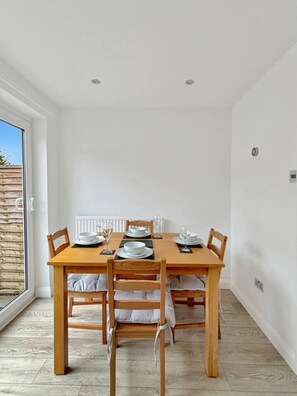 Dining - Modern 2 Bedroom Home in Quiet Cul-de-Sac – Close to Town with Garden & Driveway (Grantham)