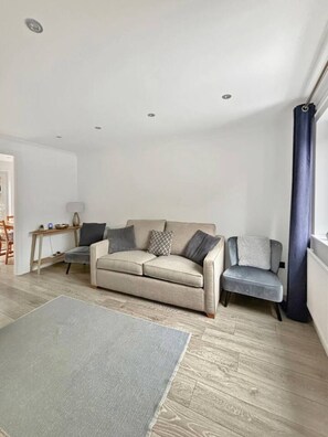 Smart TV - Modern 2 Bedroom Home in Quiet Cul-de-Sac – Close to Town with Garden & Driveway (Grantham)