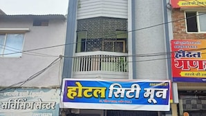 A hotel with a signboard advertising "Hotel Sidi Munt" and contact number 8982980787. - Hotel City Moon (Ujjain)