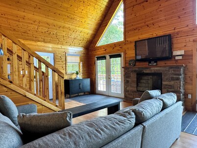 Spectacular Mountain Views. Peaceful Solitude. Rustic cabin with modern comforts. 90 mins from DC