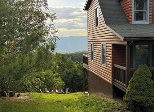 Million Dollar Views. Peaceful Solitude. Rustic cabin.  90 minutes from DC.