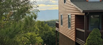 Million Dollar Views. Peaceful Solitude. Rustic cabin.  90 minutes from DC.