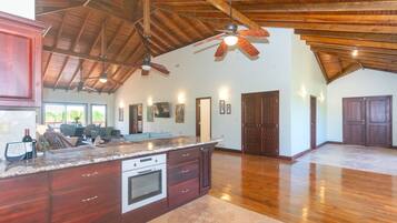 House, 3 Bedrooms | Private kitchen | Fridge, oven, coffee/tea maker, toaster