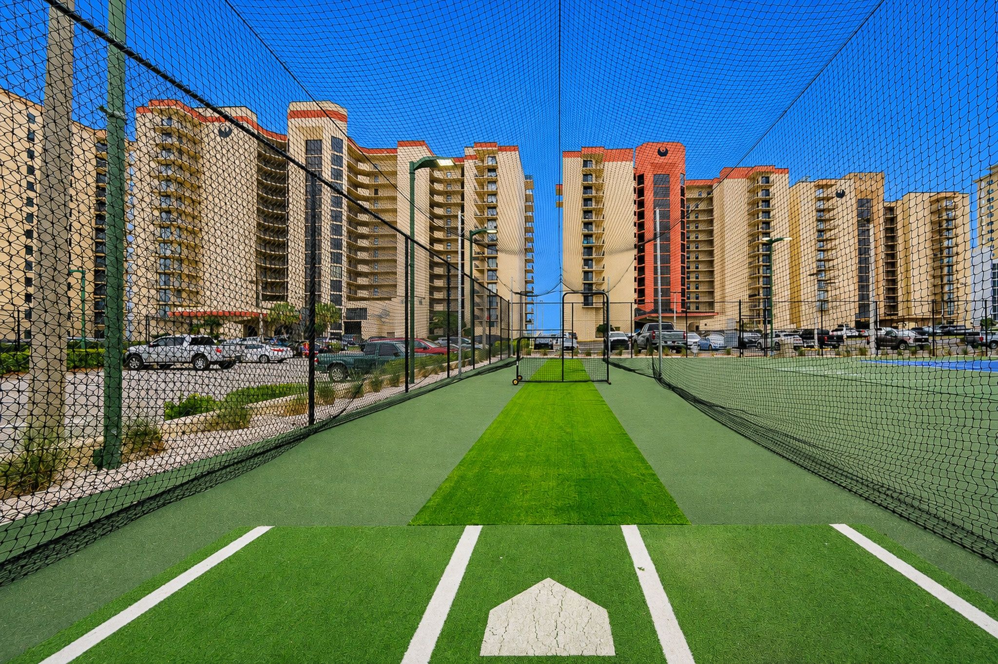 Una cancha deportiva con una red, rodeada de edificios altos.