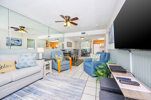 Condo, 2 habitaciones | Área de sala de estar | Reproductor de DVD 