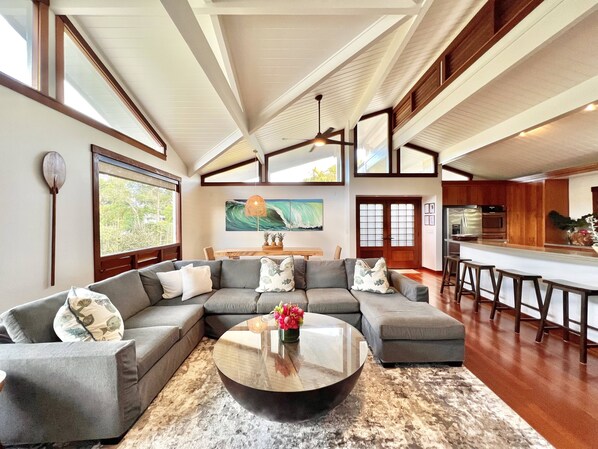 บ้านพัก, 4 ห้องนอน | บริเวณนั่งเล่น | สมาร์ททีวี