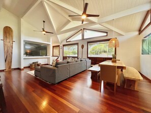 บ้านพัก, 4 ห้องนอน | บริเวณนั่งเล่น | สมาร์ททีวี