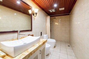 Ein Badezimmer mit Waschbecken, Toilette und Dusche.