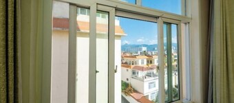 Mangshi Beautiful Spring Business Hotel