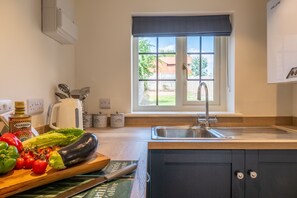 Microwave, dishwasher, highchair, dining tables - Jasmine Cottage, Sedgeford, Norfolk (Sedgeford)