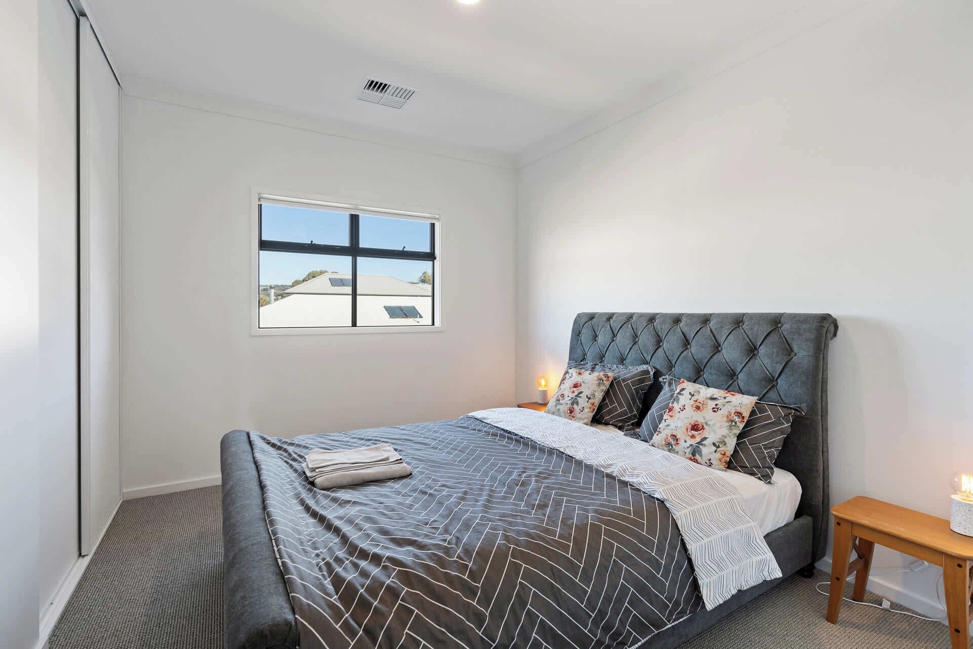 3 habitaciones, tabla de planchar con plancha, wifi y ropa de cama 