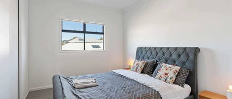 3 habitaciones, tabla de planchar con plancha, wifi y ropa de cama