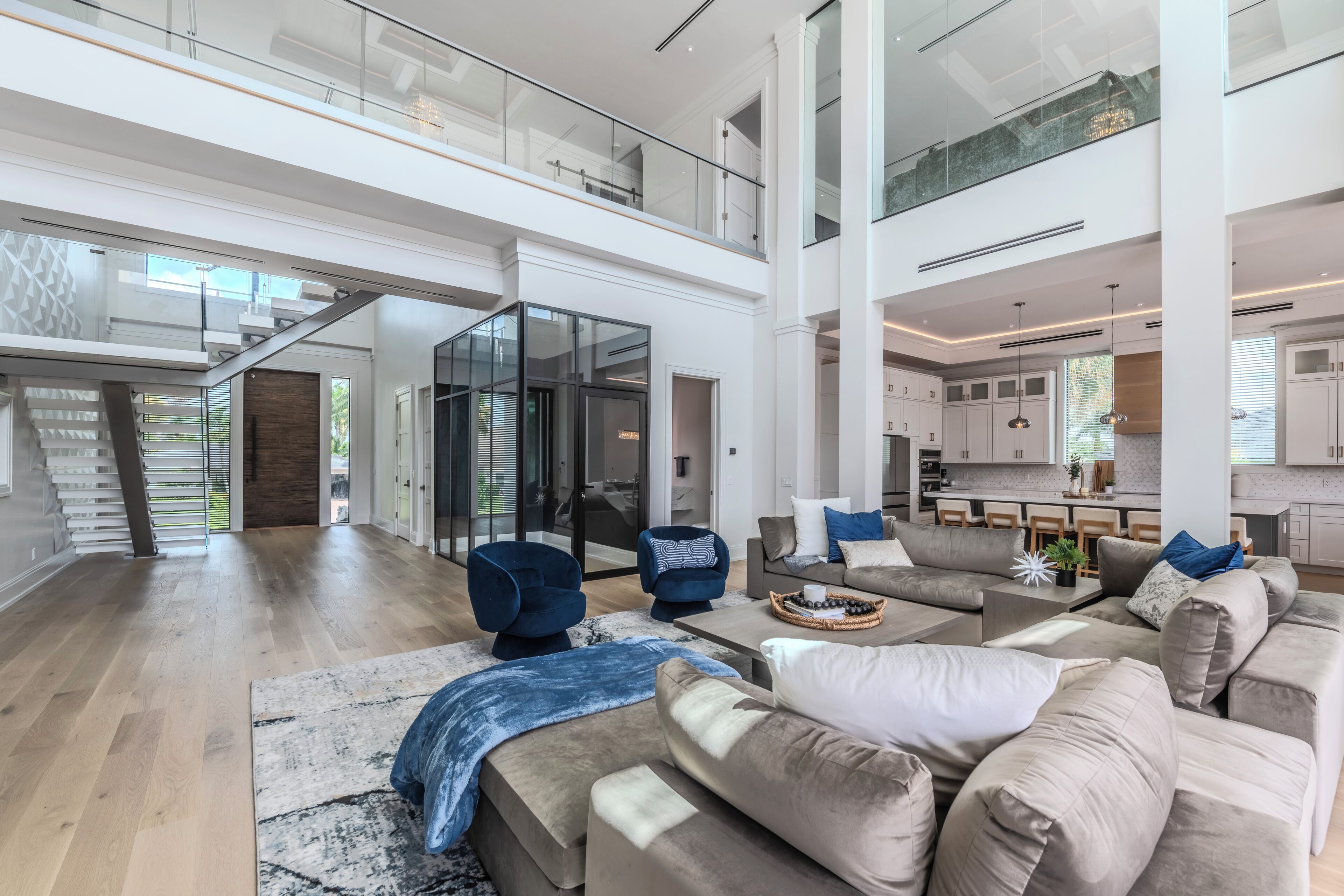 TV connectée, chaîne hi-fi, espaces bureaux, écrans d'ordinateur