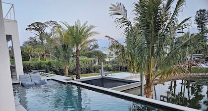 Exquisite Waterfront 6-Bed Home in Naples, Pool & Spa