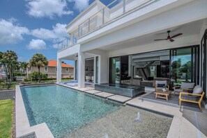 Een verwarmd zwembad