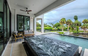 A heated pool - Exquisite Waterfront 6-Bed Home in Naples, Pool & Spa (Naples)