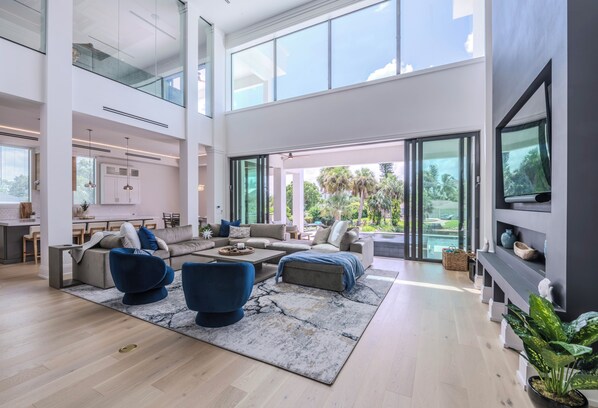 Smart-tv, een stereo, een kantoor en een computerscherm