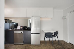 ثلاجة، ميكروويف، فرن، موقد طهي مسطح