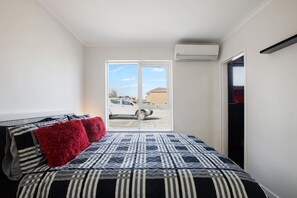 1 bedroom, desk, iron/ironing board, free WiFi - Fly Around Town in Chic Retreat (Albion)