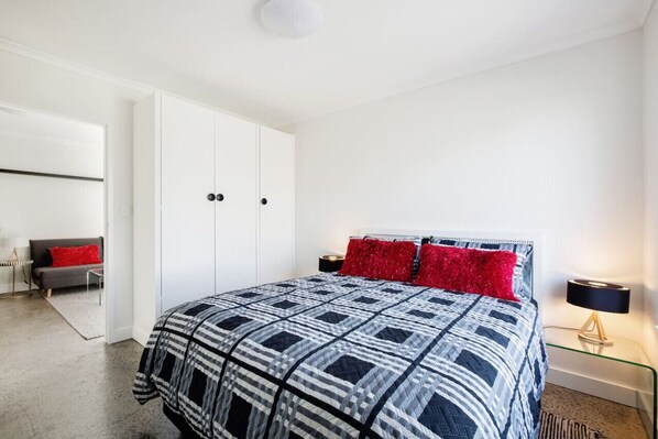 1 bedroom, desk, iron/ironing board, free WiFi - Fly Around Town in Chic Retreat (Albion)