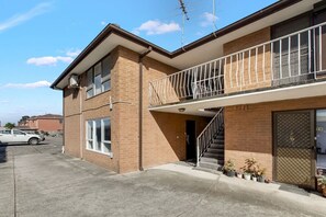 Exterior - Fly Around Town in Chic Retreat (Albion)