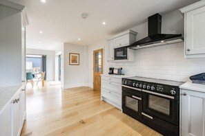 Fridge, microwave, oven, stovetop - Fiddlers Rest Blakeney (Blakeney)