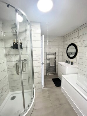 Hårføner, bidé, håndklær og såpe