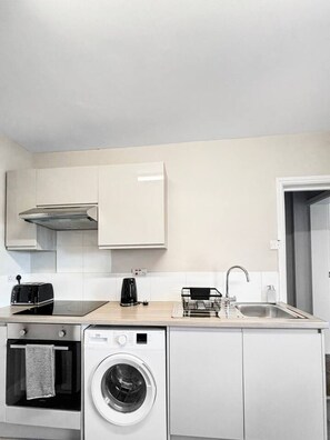 Fridge, microwave, oven, stovetop - Sleeps 5-1Bedroom Apartment with Bath– Walking Distance to Grantham Town Centre! (Grantham)