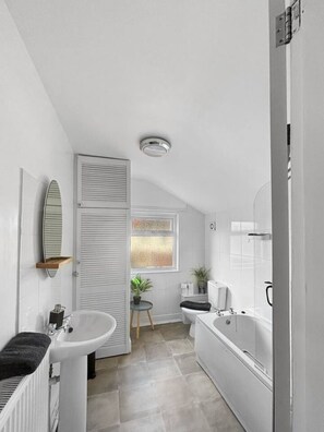 Hair dryer, towels, soap, shampoo - Sleeps 5-1Bedroom Apartment with Bath– Walking Distance to Grantham Town Centre! (Grantham)